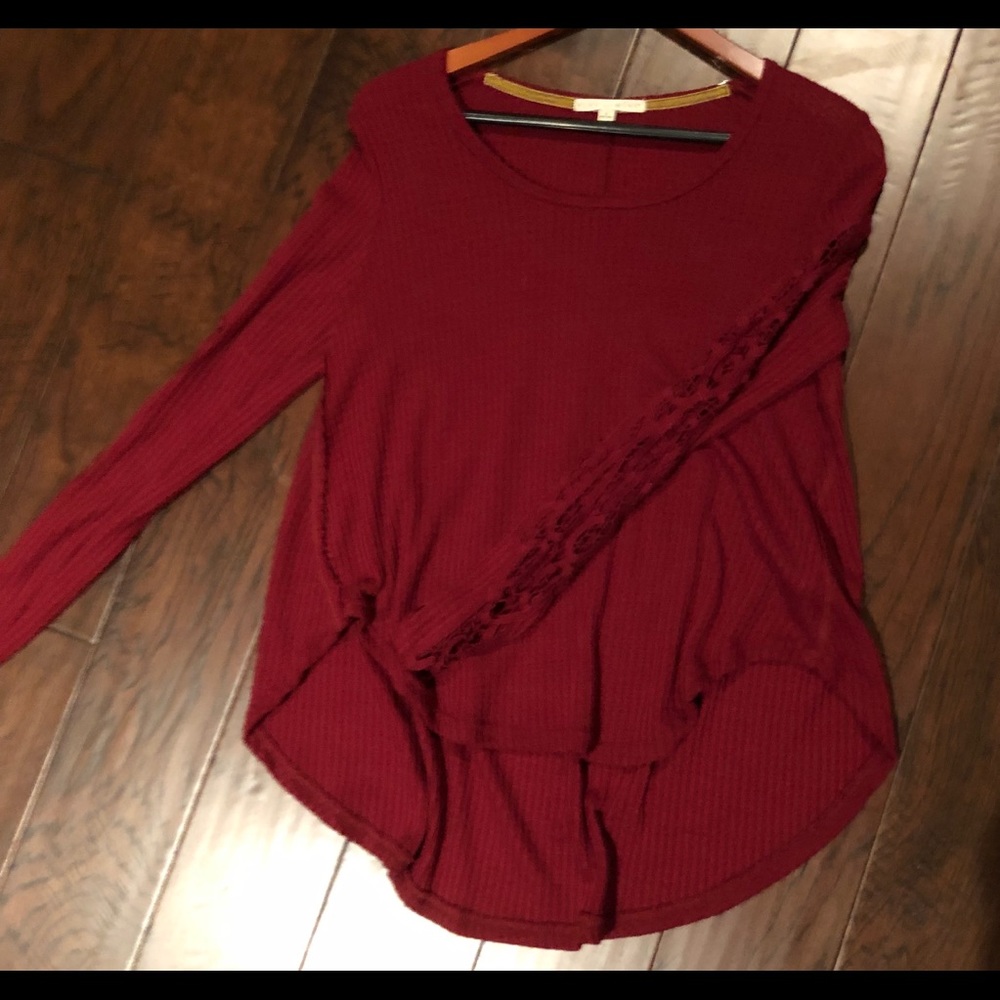 Hint of Mint lg sleeved top w/crochet arms dk red